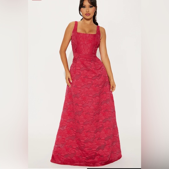 Elegant Red Textured A-Line Evening Dress - Picture 5 of 16